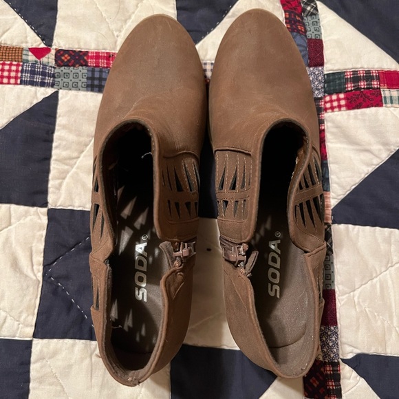 Soda Chance Perforated Cut Out Stacked Block Heel Ankle Booties Shoes Sz 7 - Picture 2 of 4